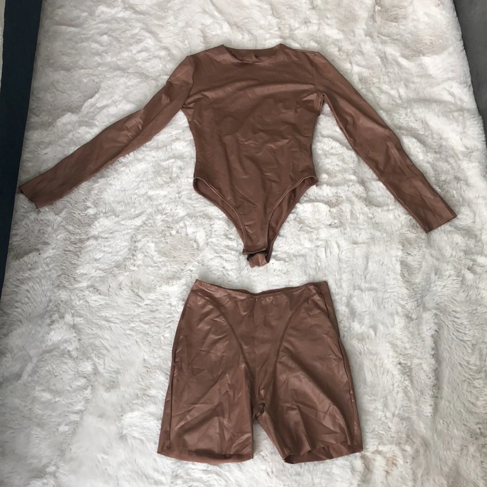 Skims INSPIRED stretchy two piece. - Picture 4 of 4